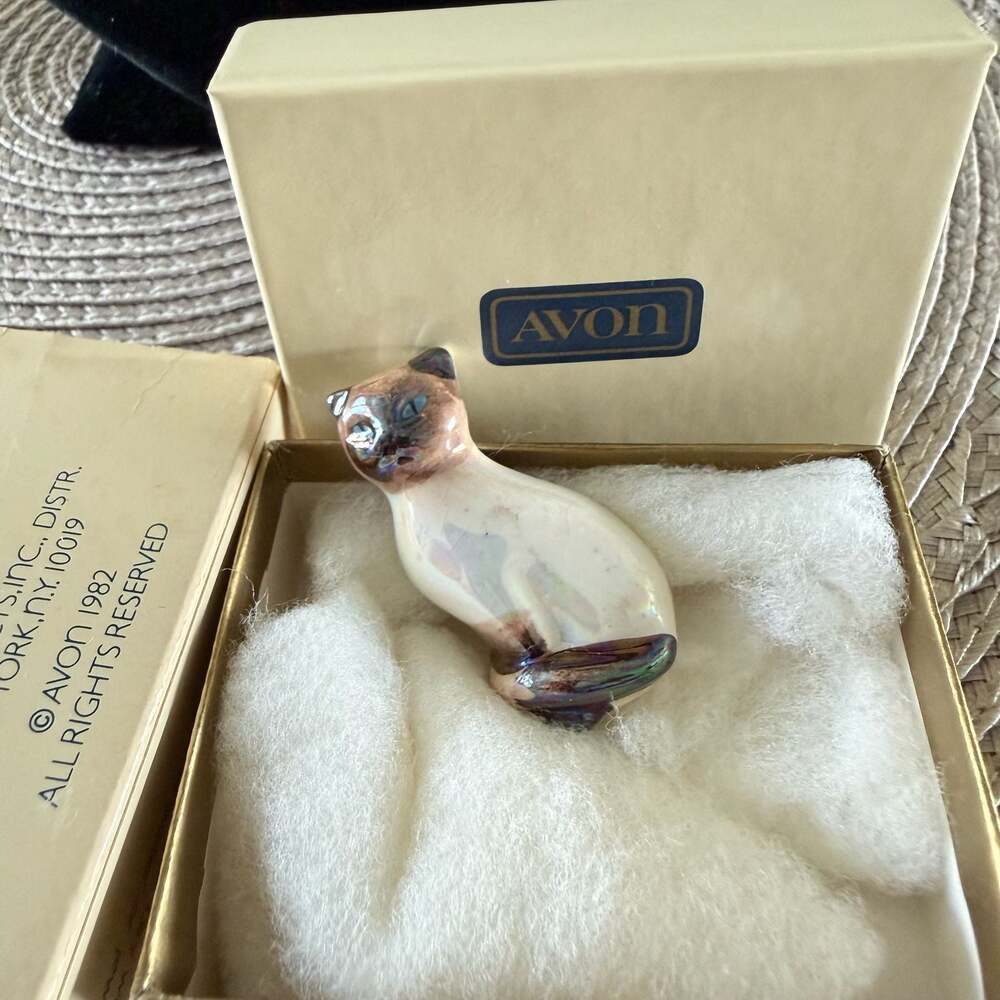 Vintage 1982 Avon Porcelain Siamese Cat Pin Brooch with Original Box
